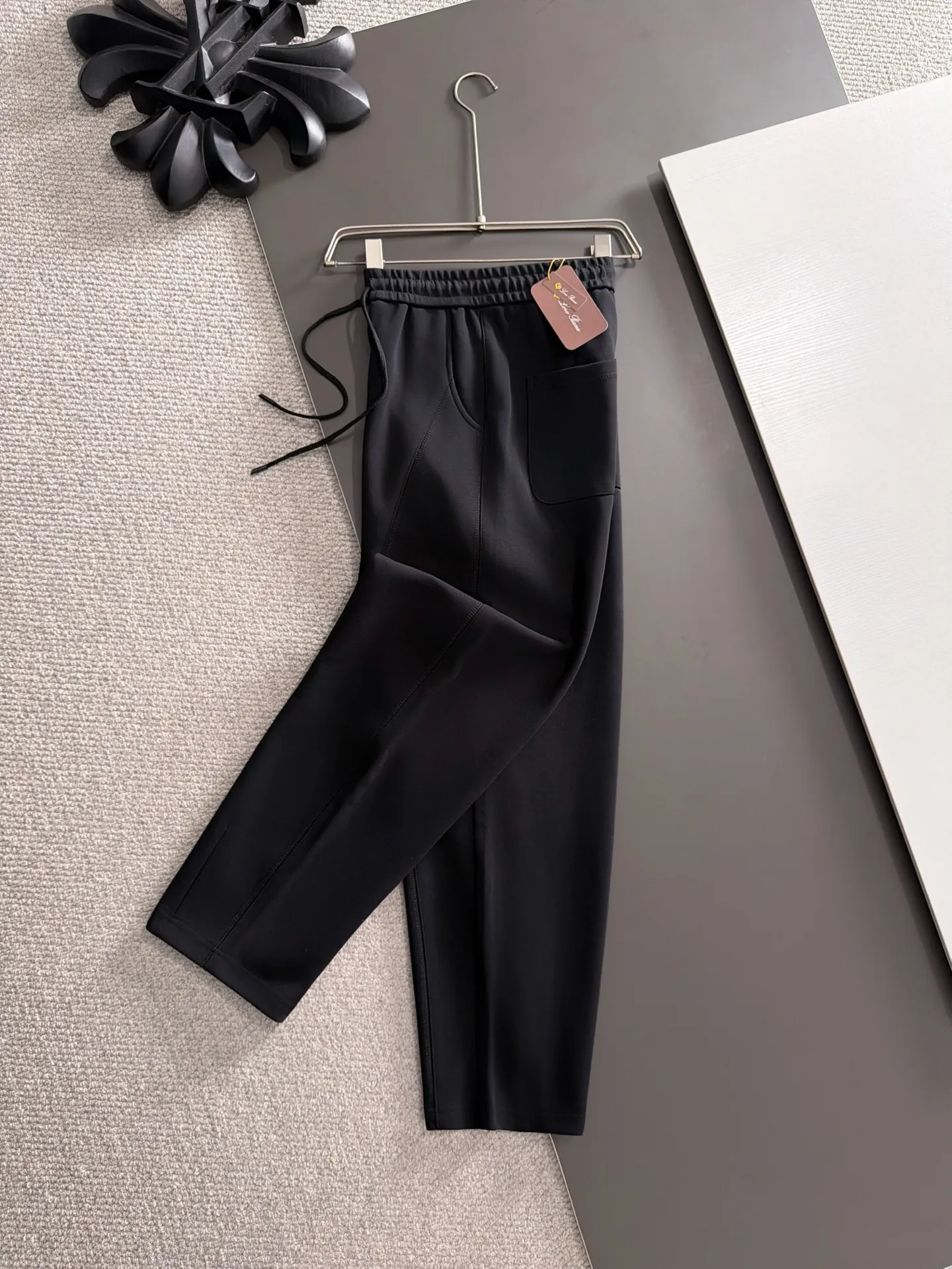 Next day shipment LP high quality Loro Piana 26ss autumn and winter new high-quality trousers Compare real-life details at will A perfect choice for autumn and winter. A must-have item. Sizes: M to 3XL (please state your height and weight when placing an order)